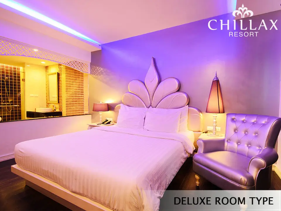 Deluxe romantic room with private whirlpool bathtub — view 6