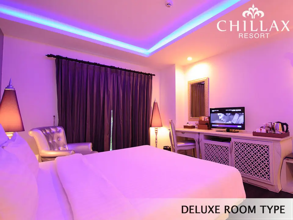 Deluxe romantic room with private whirlpool bathtub — view 7