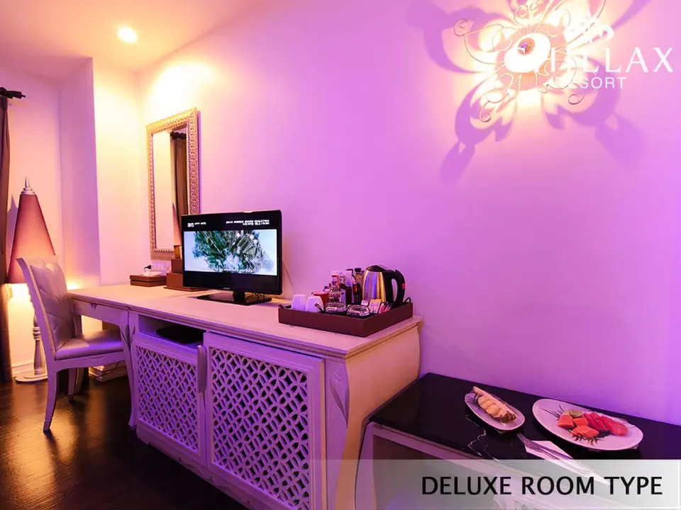 Deluxe romantic room with private whirlpool bathtub — view 8
