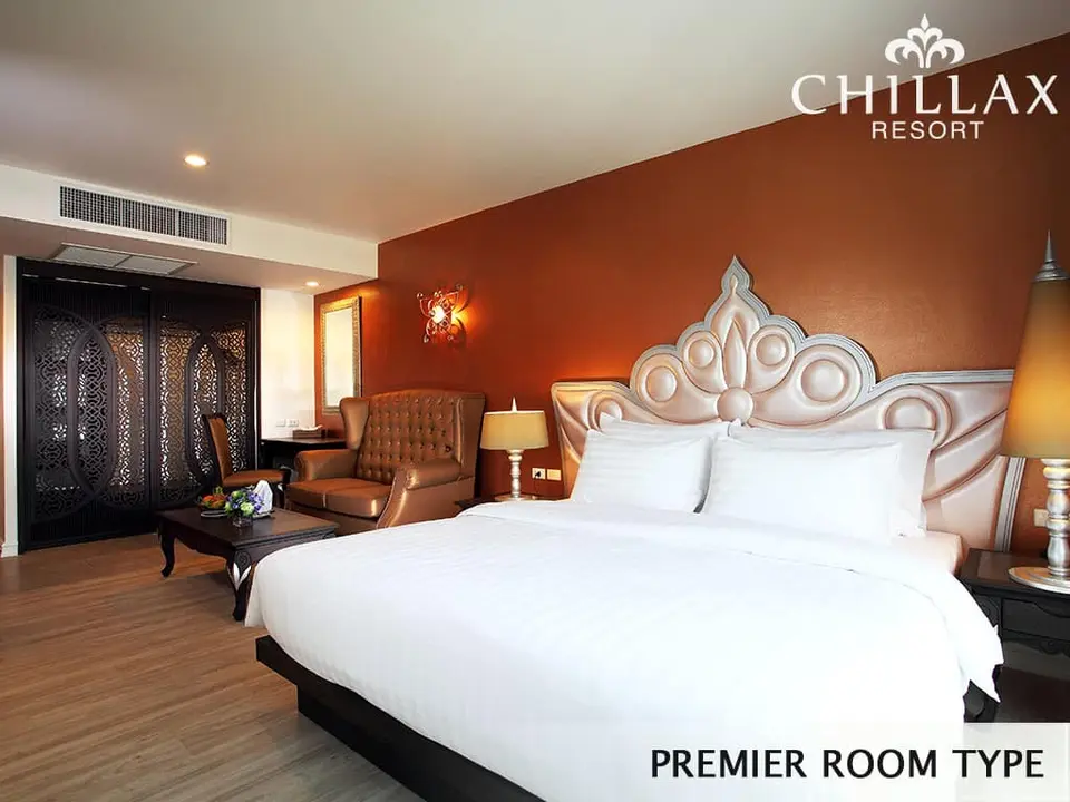Premier hotel room with private whirlpool bathtub — view 1