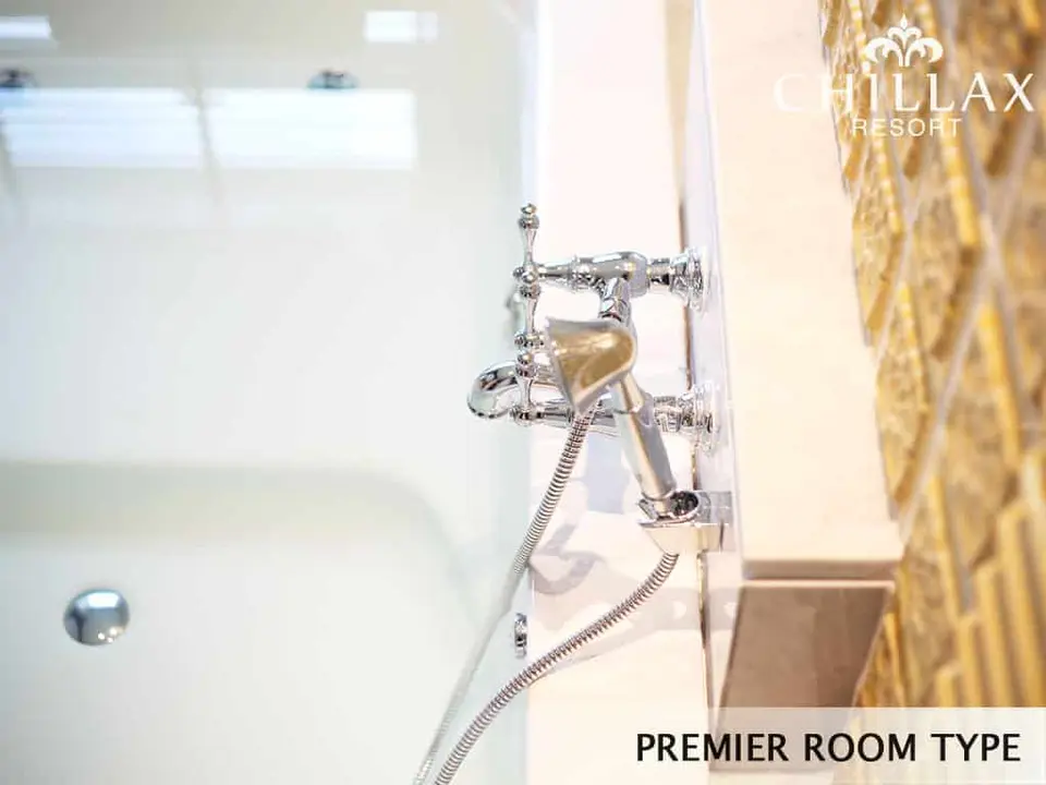Premier hotel room with private whirlpool bathtub — view 4