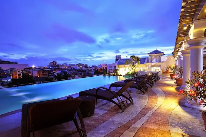 Chillax Resort rooftop swimming pool above Bangkok Old Town