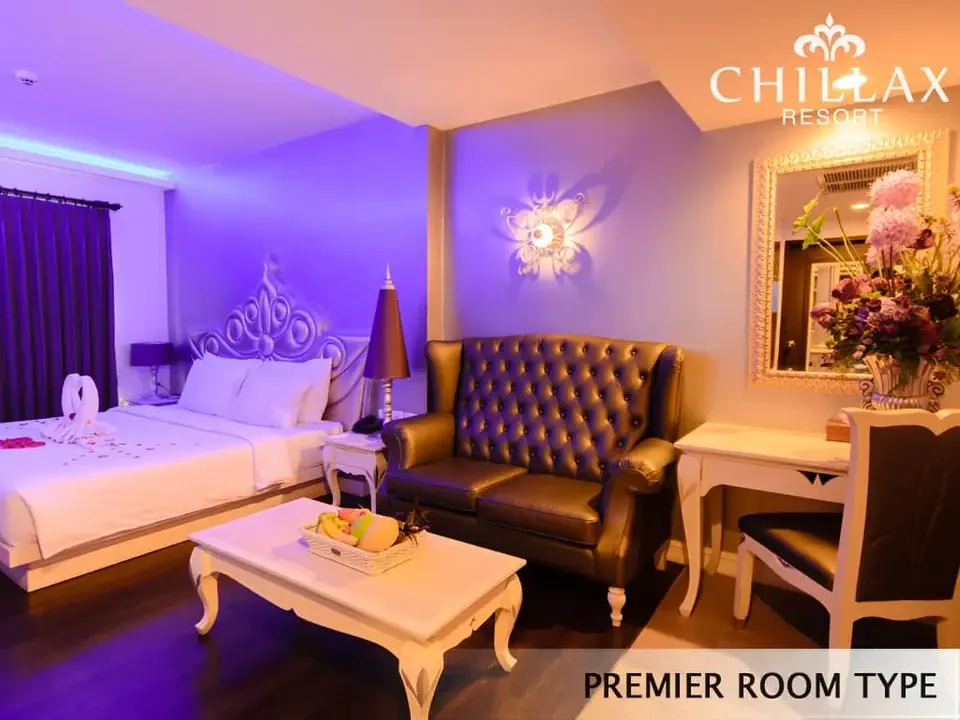 Premier hotel room with private whirlpool bathtub — view 8