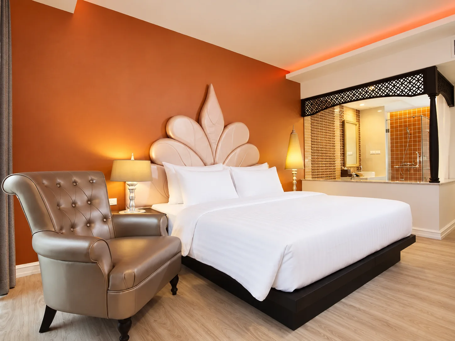 Deluxe romantic room with private whirlpool bathtub — view 2