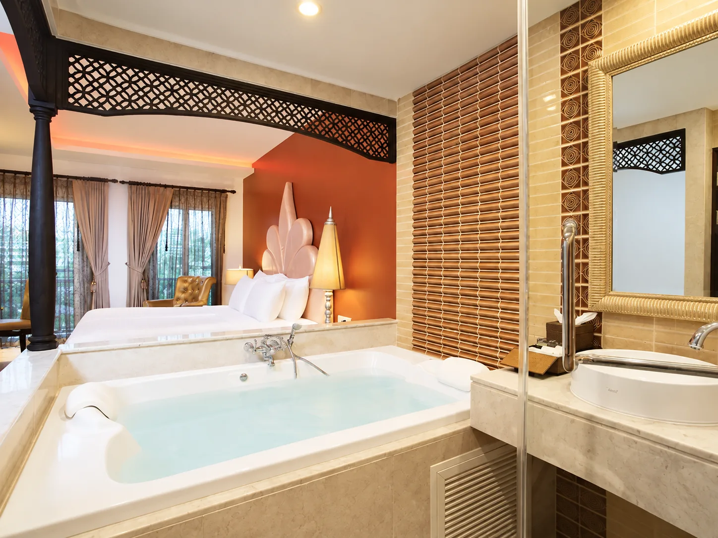 Deluxe romantic room with private whirlpool bathtub — view 3
