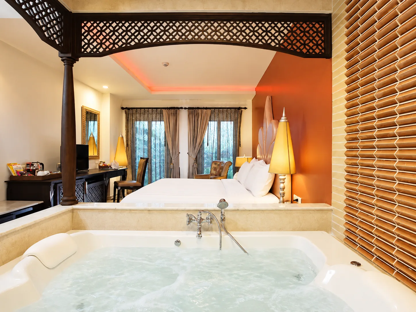 Deluxe romantic room with private whirlpool bathtub — view 4