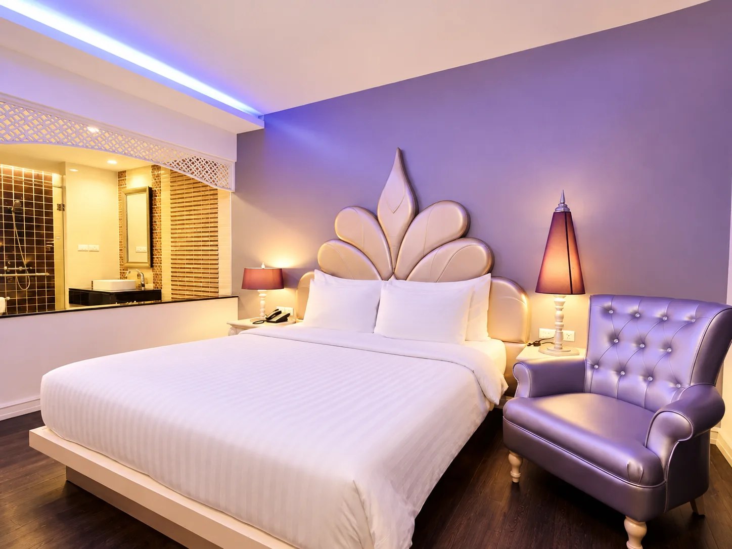 Deluxe romantic room with private whirlpool bathtub — view 6