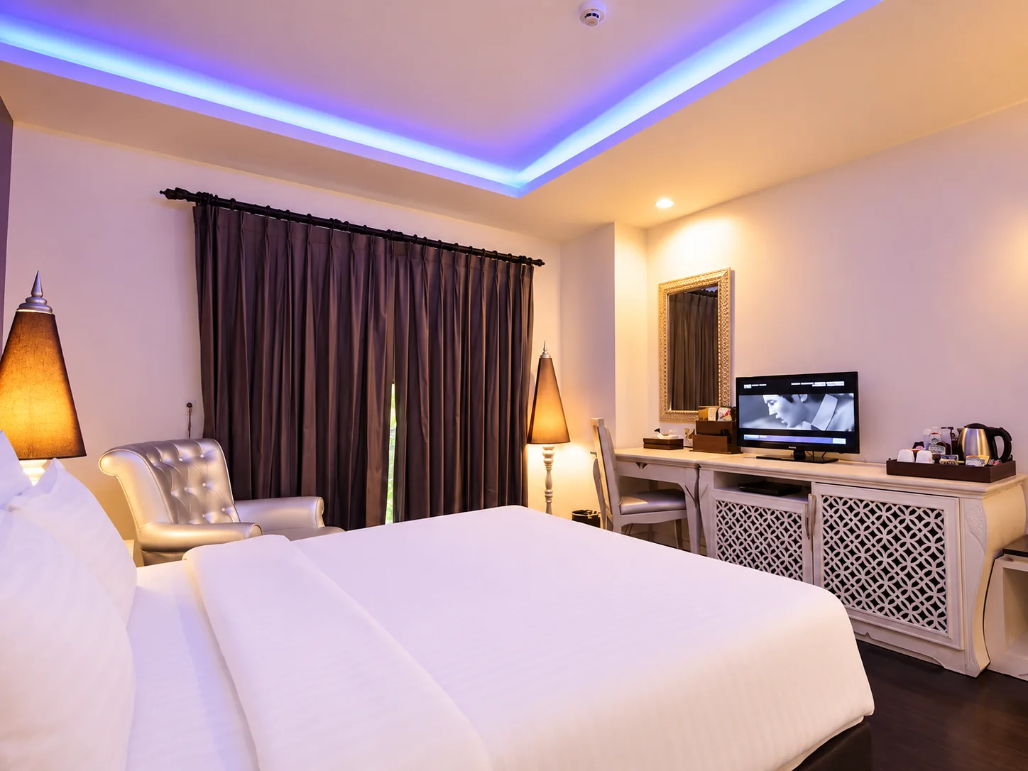 Deluxe romantic room with private whirlpool bathtub — view 7
