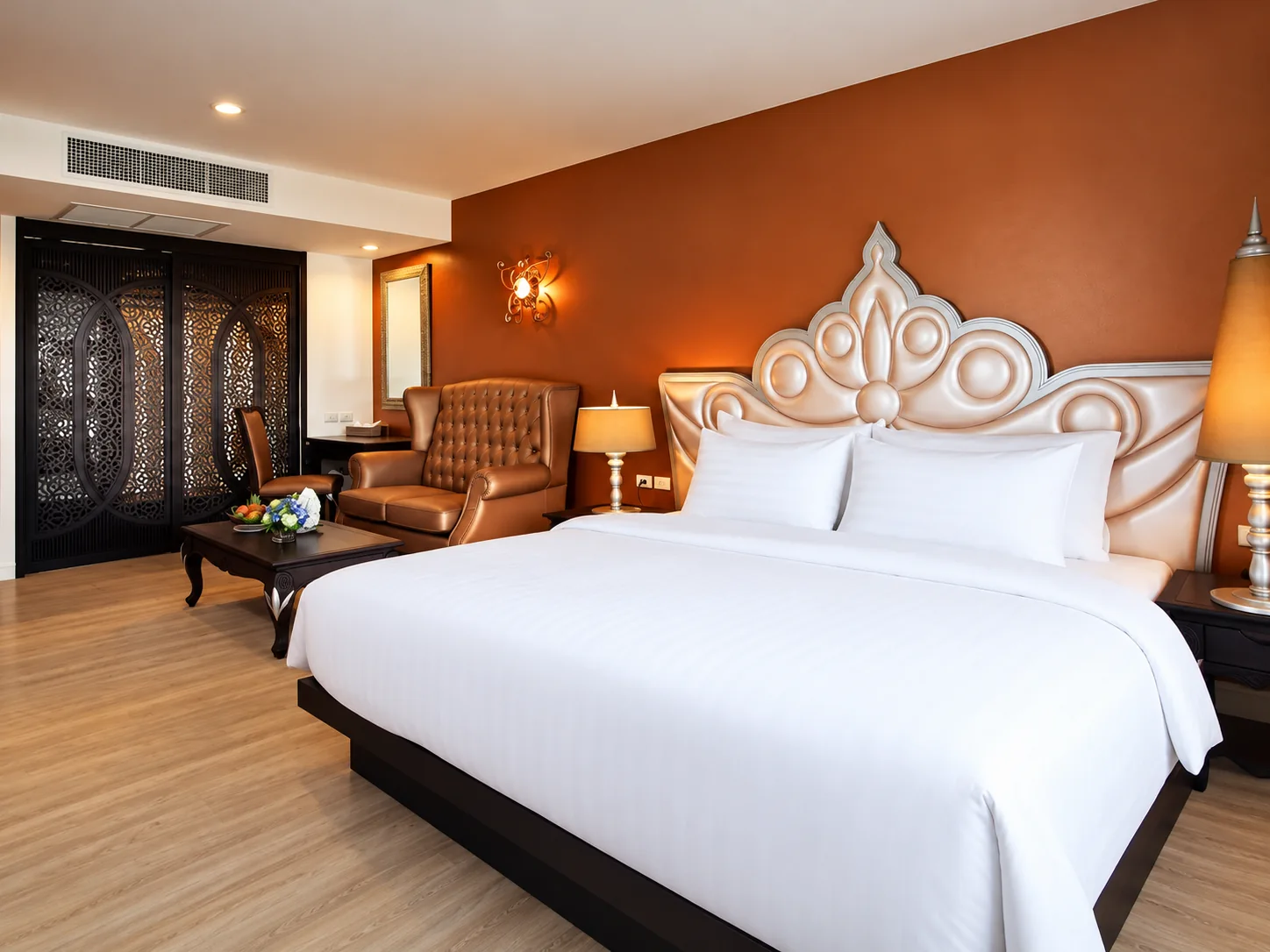 Premier hotel room with private whirlpool bathtub — view 1