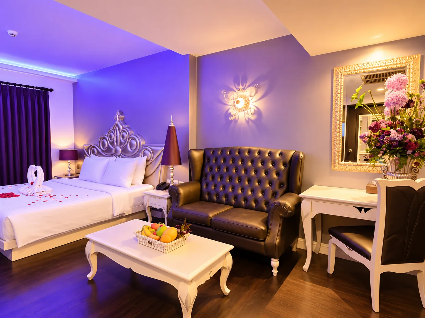 Premier hotel room with private whirlpool bathtub — view 8