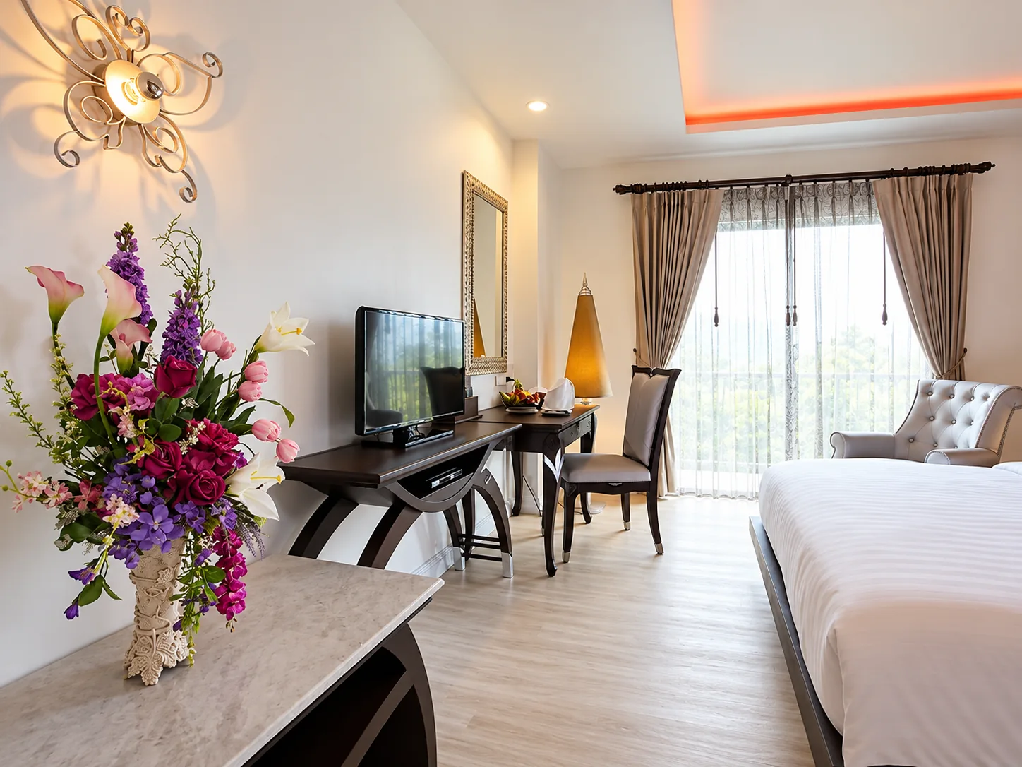 Superior hotel room with whirlpool bathtub — view 5